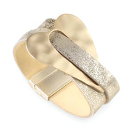 Bracelet or en cuir microfibre scintillant avec grand cœur central et fermeture magnétique.