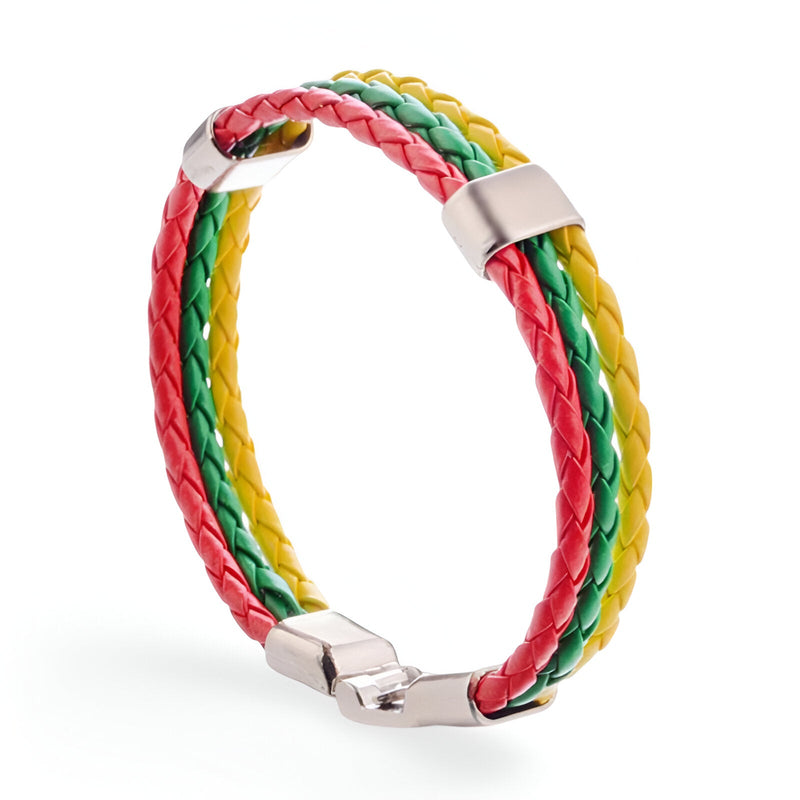 Bracelet en cuir microfibre tressé tricolore rouge, jaune et vert avec fermoir métallique argenté.