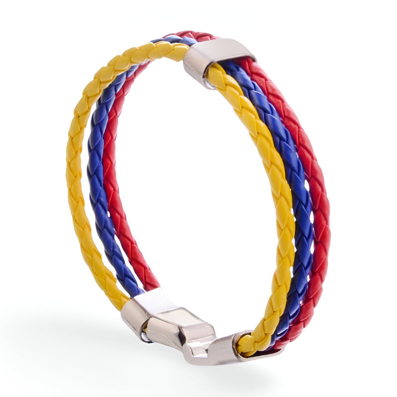 Bracelet tressé en cuir microfibre aux couleurs jaune, bleu et rouge avec fermoir métallique argenté.