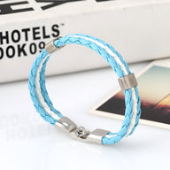 Bracelet en cuir microfibre bleu clair tressé double tour avec fermoir métallique argenté.