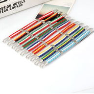 Bracelet en cuir microfibre multicolore avec drapeaux variés, fermoirs métalliques argentés.