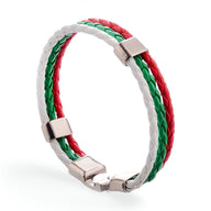 Bracelet en cuir microfibre tressé tricolore rouge, blanc et vert avec fermoir métallique argenté.