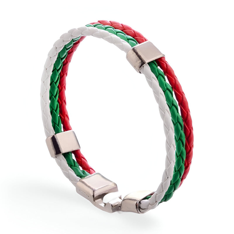 Bracelet en cuir microfibre tressé tricolore rouge, blanc et vert avec fermoir métallique argenté.