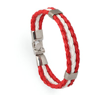 Bracelet en cuir microfibre tressé rouge et blanc avec fermoir métallique argenté.