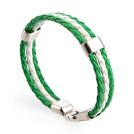 Bracelet mixte en cuir microfibre tressé vert et blanc avec fermoir métallique argenté.