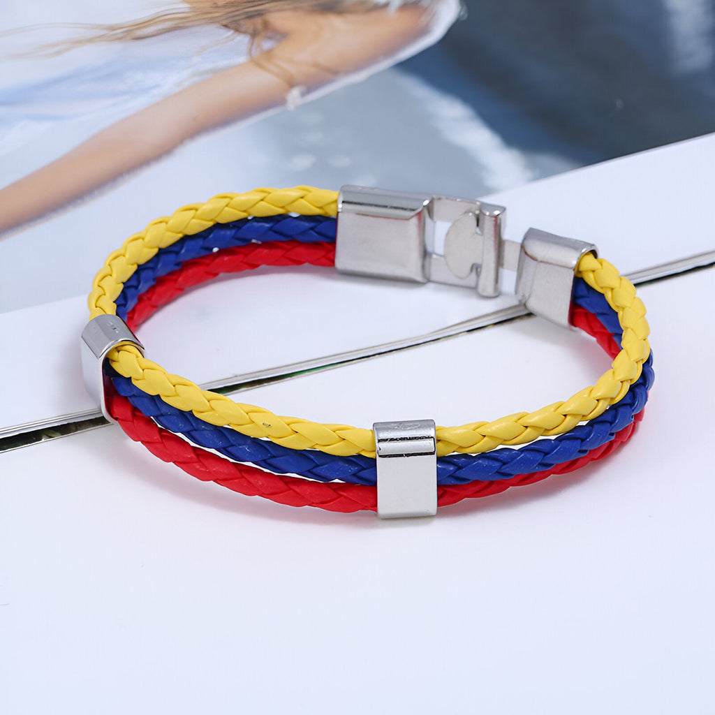 Bracelet mixte en cuir microfibre tressé bleu, jaune et rouge avec fermoir et anneaux métalliques argentés.