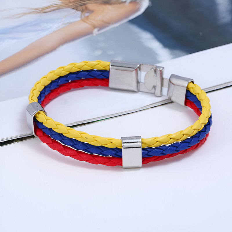 Bracelet mixte en cuir microfibre tressé bleu, jaune et rouge avec fermoir et anneaux métalliques argentés.