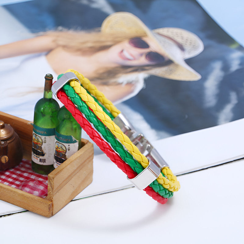 Bracelet en cuir microfibre tricolore rouge, jaune et vert avec fermoir métallique brillant.