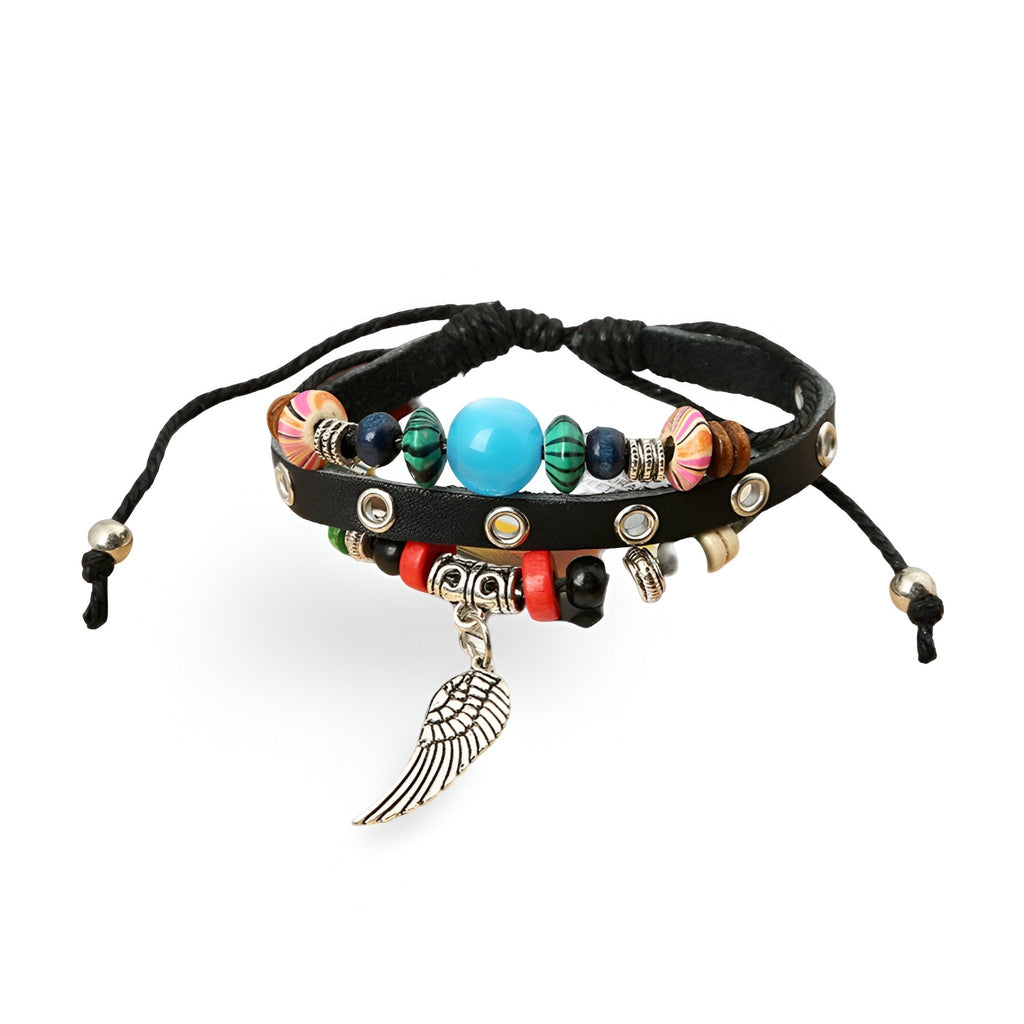 Bracelet en cuir noir avec perles colorées et pendentif aile en métal argenté ajustable.