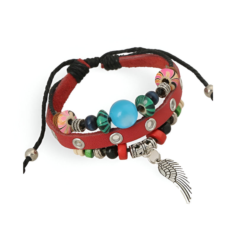 Bracelet en cuir rouge avec perles multicolores, détail aile métallique argentée et cordon noir ajustable.