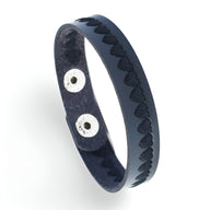 Bracelet en cuir noir avec motif de cœurs gravés et fermeture à bouton-pression argentée.