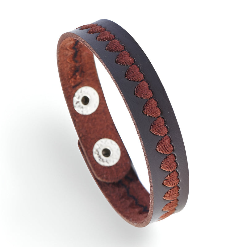 Bracelet en cuir noir avec motifs de cœurs marron, fermoir à boutons pression métalliques.