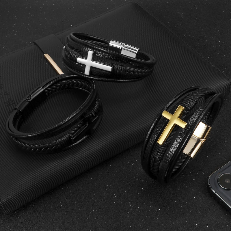 Bracelet en cuir noir tressé avec croix argentée et fermoir magnétique métallique élégant.