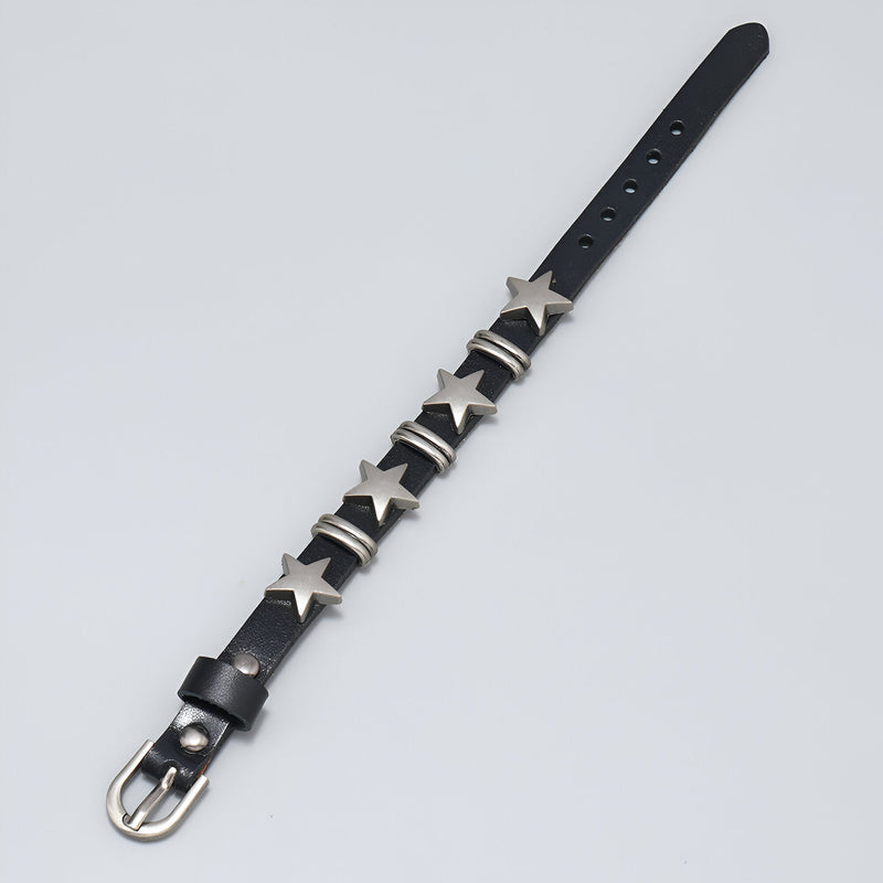 Bracelet en cuir noir pour homme avec cinq étoiles métalliques et boucle argentée.