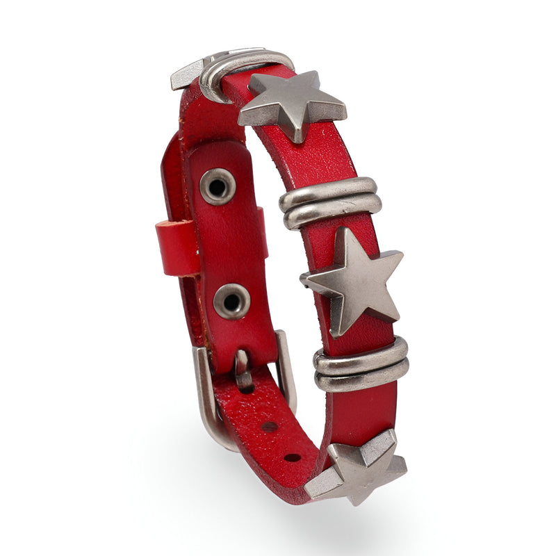 Bracelet en cuir rouge pour homme avec étoiles et anneaux métalliques argentés.