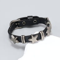 Bracelet en cuir noir pour homme avec étoiles métalliques et boucle argentée ajustable.