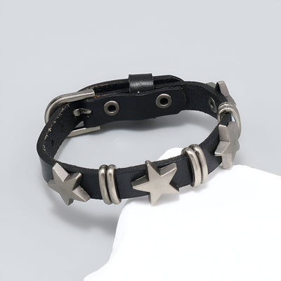 Bracelet en cuir noir pour homme avec étoiles métalliques et boucle argentée ajustable.