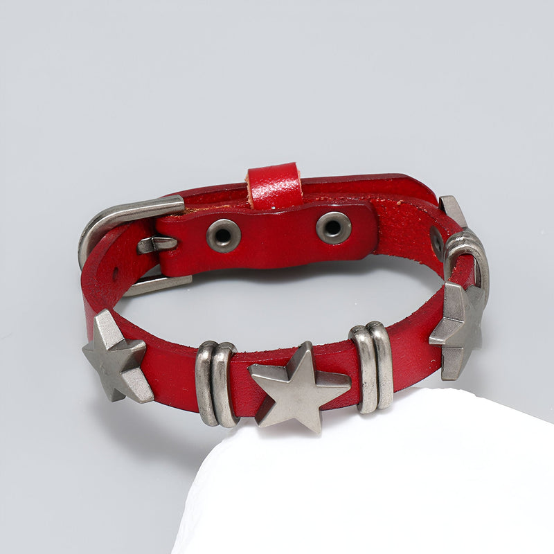 Bracelet en cuir rouge pour homme avec étoiles métalliques et boucle argentée.