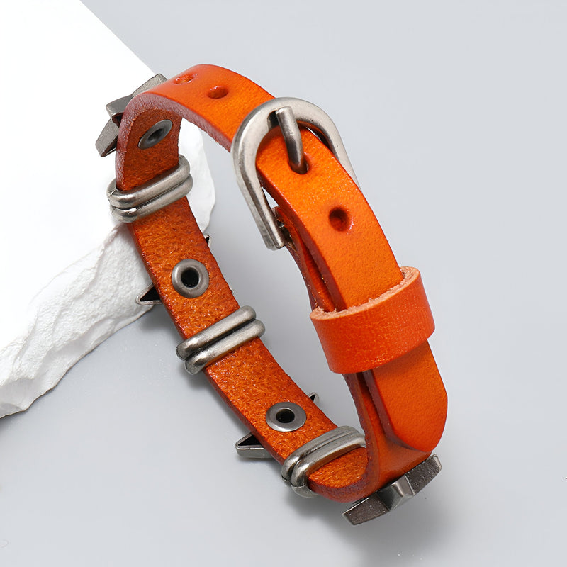 Bracelet en cuir orange vif avec motif étoilé perforé et boucles métalliques argentées.
