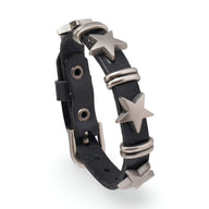 Bracelet en cuir noir pour homme avec étoiles et anneaux en métal argenté.