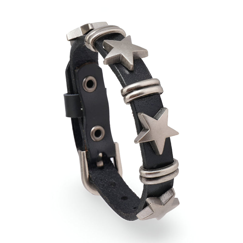 Bracelet en cuir noir pour homme avec étoiles et anneaux en métal argenté.