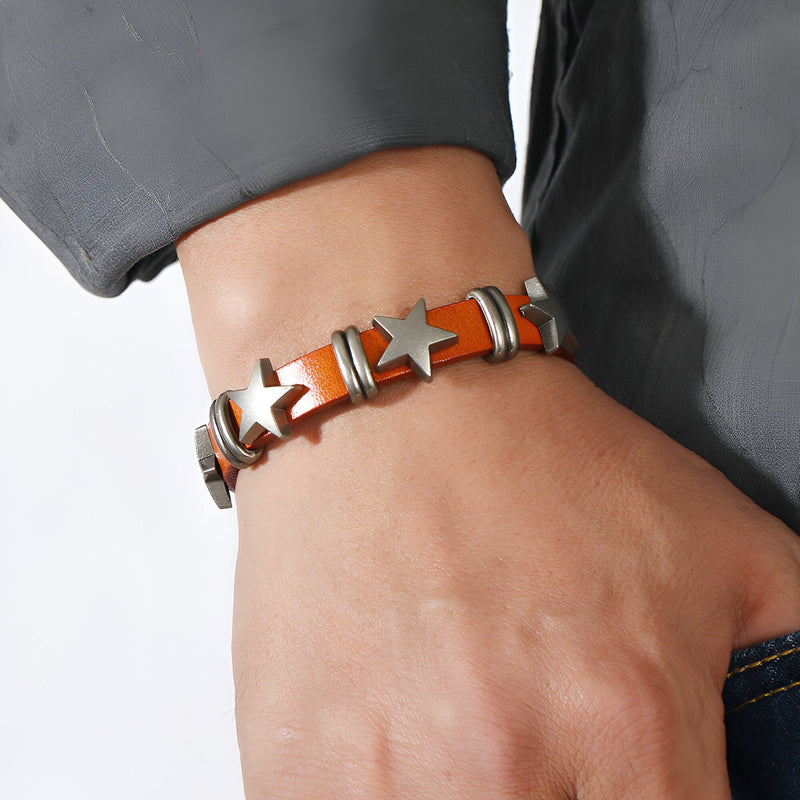 Bracelet en cuir orange pour homme avec étoiles métalliques argentées et détails noirs.