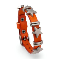 Bracelet en cuir orange pour homme avec motifs étoiles en métal argenté et fermoir à pression.