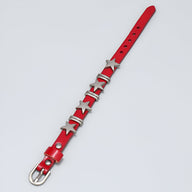 Bracelet en cuir rouge pour homme avec motif étoilé en métal argenté et boucle ardillon.
