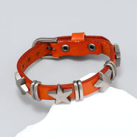 Bracelet homme en cuir orange avec étoiles et anneaux métalliques argentés.