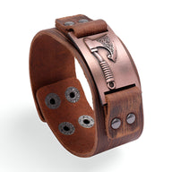 Bracelet en cuir marron avec motif hache en métal gravé, fermoir à boutons-pression noirs.