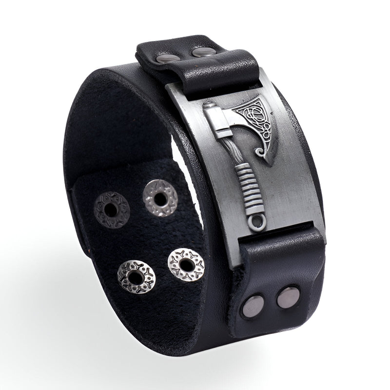 Bracelet en cuir noir avec motif hache en métal gravé, fermoir à boutons pression.