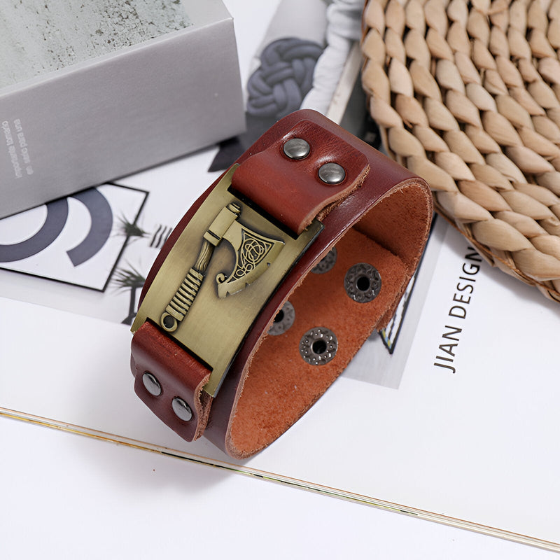 Bracelet homme en cuir marron avec motif hache en métal bronze et rivets argentés.