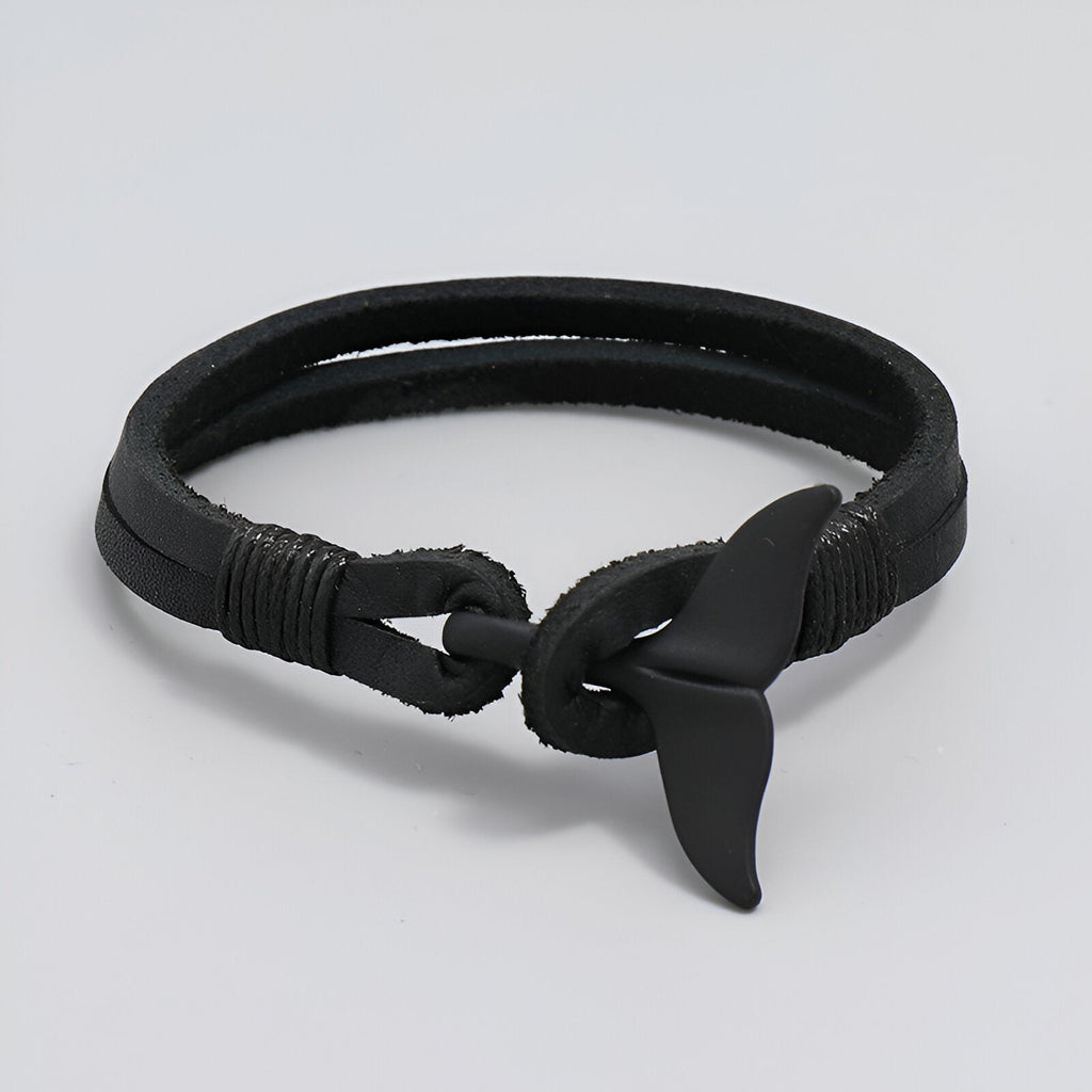 Bracelet homme en cuir noir avec motif queue de baleine en métal mat noir.