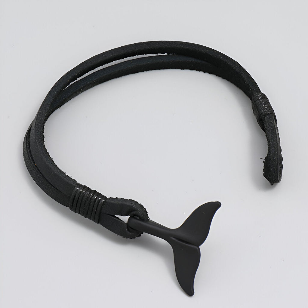 Bracelet en cuir noir pour homme avec fermoir en forme de queue de baleine élégante.