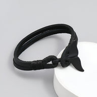 Bracelet homme en cuir noir avec motif queue de baleine et fermeture nouée.