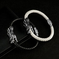 Bracelet en cuir tressé noir avec tête de dragon en métal noir et bracelet en cuir blanc avec tête de dragon argentée.