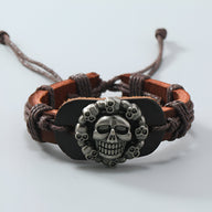 Bracelet en cuir marron pour homme avec motif tête de mort encerclé en métal argenté.