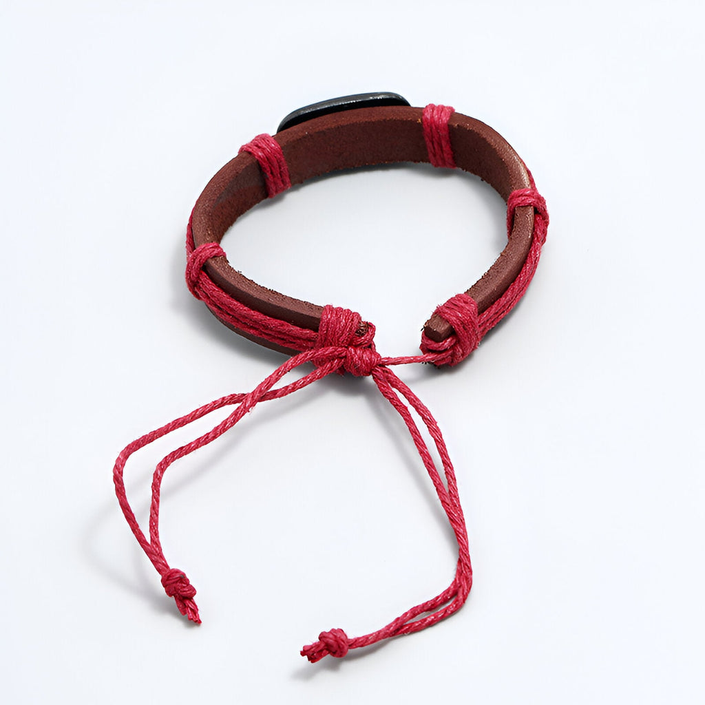 Bracelet homme en cuir marron avec cordons rouges et motif tête de mort en métal.