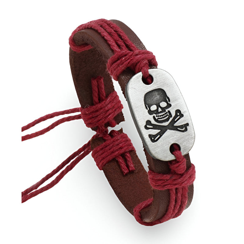 Bracelet en cuir marron avec tressage rouge et plaque métal argentée gravée d'un motif tête de mort.