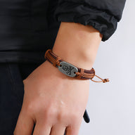 Bracelet en cuir marron avec motif tête de mort en métal gris, style homme, modèle ajustable Yarin.