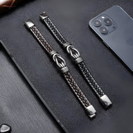 Bracelet en cuir noir tressé avec fermoir argenté, style masculin, modèle Sébastien.