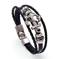 Bracelet en cuir noir multi-rangs avec ancre marine en métal argenté et détails argentés.