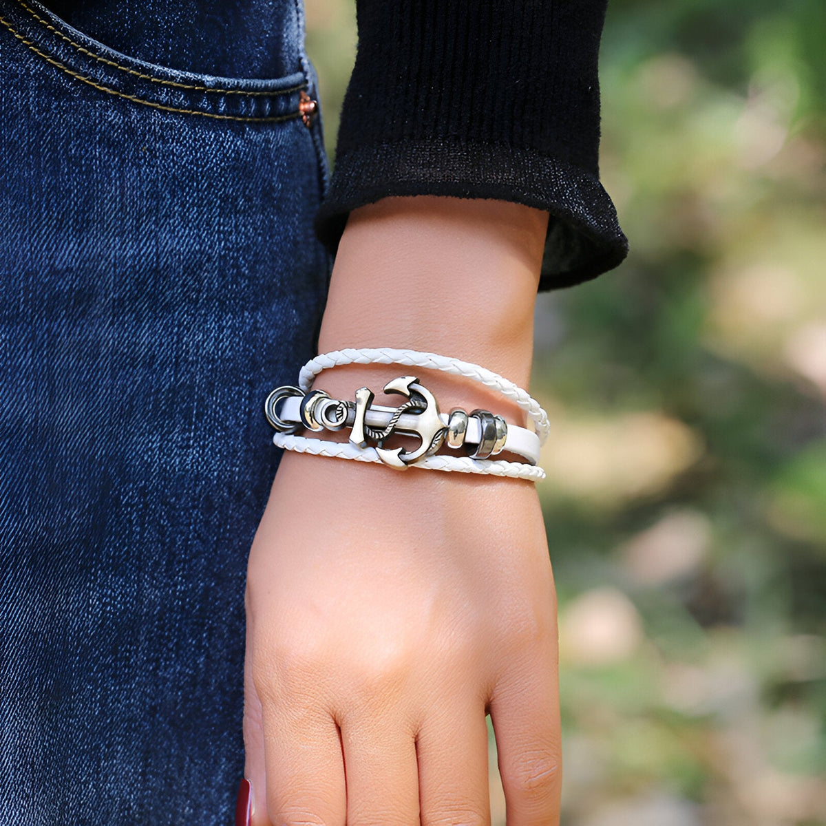 Bracelet en cuir blanc multi-rangs avec ancre marine argentée pour homme, style marin élégamment noué.