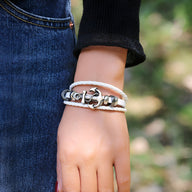 Bracelet en cuir blanc multi-rangs avec ancre marine argentée pour homme, style marin élégamment noué.