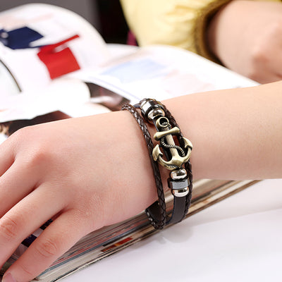 Bracelet homme multi-rangs en cuir marron avec ancre marine en métal argenté.