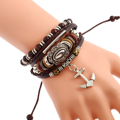 Bracelet multi-rangs en cuir marron avec perles blanches et métal, charme ancre argenté ajustable.