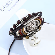 Bracelet multi-rangs en cuir marron avec perles et pendentif ancre en métal argenté.