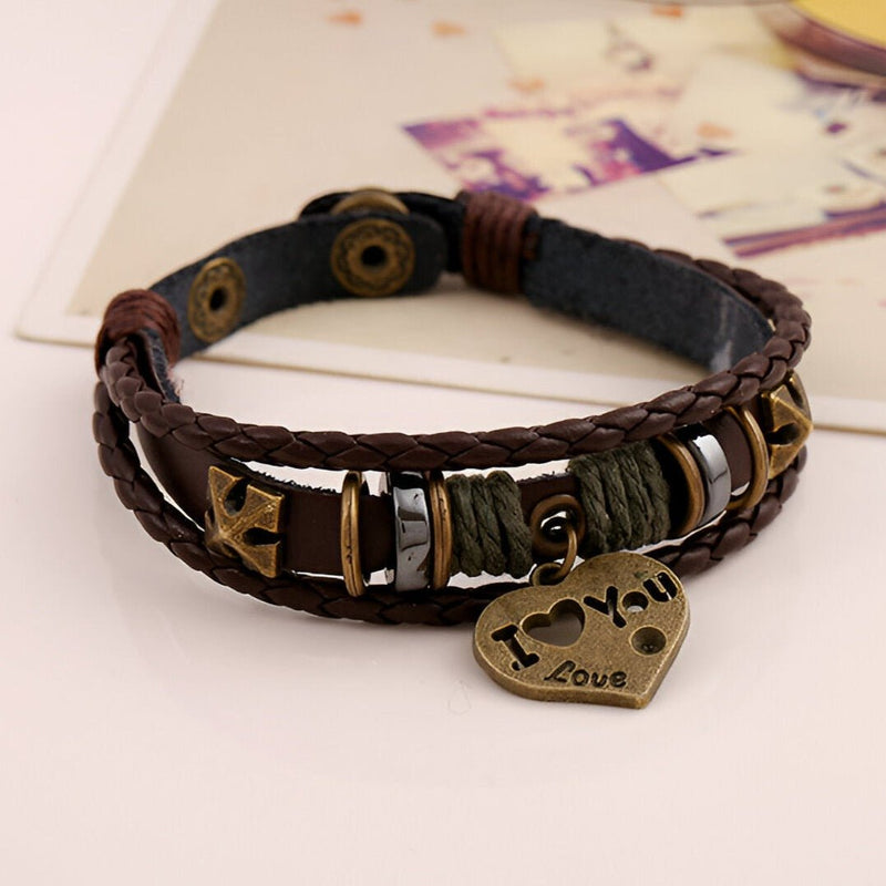 Bracelet multi-rangs en cuir marron avec pendentif cœur "I love you" et éléments métalliques bronze.
