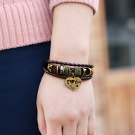 Bracelet multi-rangs en cuir marron avec breloque cœur "I love you" et perles décoratives.