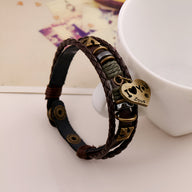 Bracelet multi-rangs en cuir marron avec breloque cœur "I love you" et fermoir bouton pression.